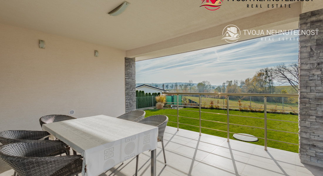 REZERVOVANÝ.....Luxusný dom so záhradou a dvojgarážou, kompletne zariadený, zabývaná novostavba