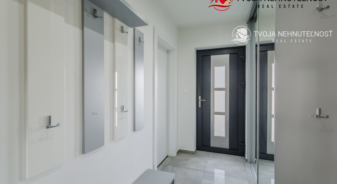 REZERVOVANÝ.....Luxusný dom so záhradou a dvojgarážou, kompletne zariadený, zabývaná novostavba