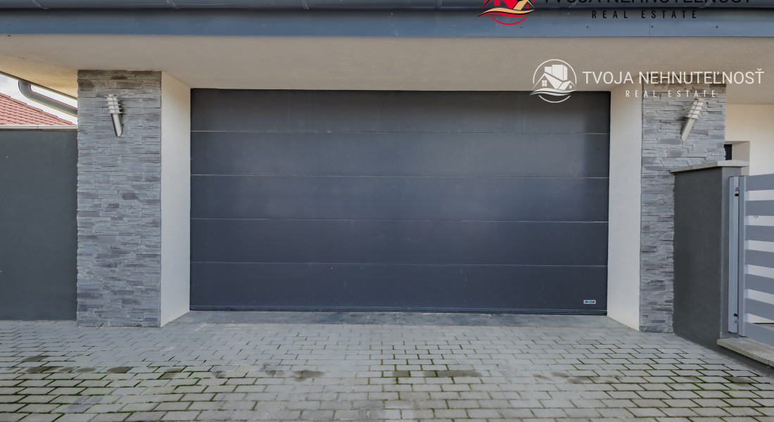 REZERVOVANÝ.....Luxusný dom so záhradou a dvojgarážou, kompletne zariadený, zabývaná novostavba