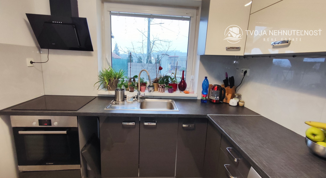 Skvelá príležitosť...rodinný dom ihneď na bývanie, dvojgaráž 80 m2 - rôzne účely, pozemok 629 m2, vjazdy z dvoch strán pozemku, všetky IS