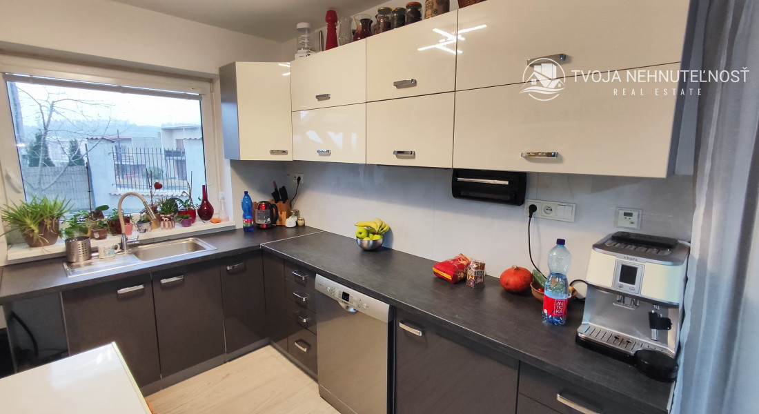 Skvelá príležitosť...rodinný dom ihneď na bývanie, dvojgaráž 80 m2 - rôzne účely, pozemok 629 m2, vjazdy z dvoch strán pozemku, všetky IS