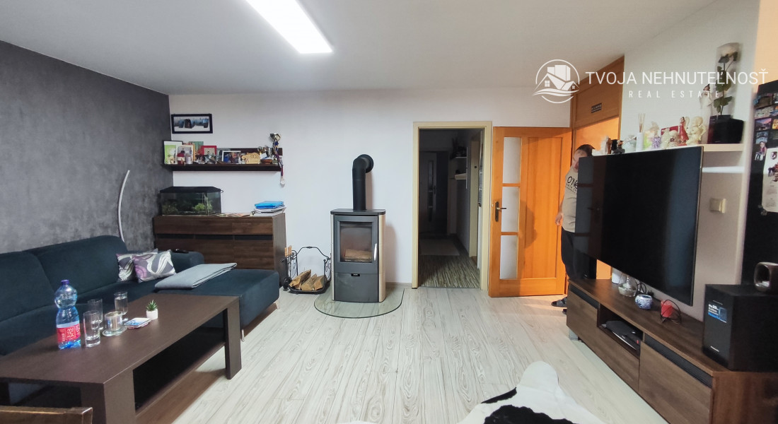 Skvelá príležitosť...rodinný dom ihneď na bývanie, dvojgaráž 80 m2 - rôzne účely, pozemok 629 m2, vjazdy z dvoch strán pozemku, všetky IS