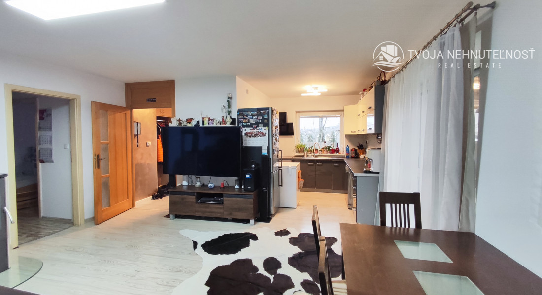 Skvelá príležitosť...rodinný dom ihneď na bývanie, dvojgaráž 80 m2 - rôzne účely, pozemok 629 m2, vjazdy z dvoch strán pozemku, všetky IS