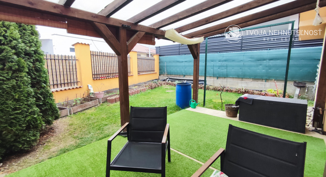 Skvelá príležitosť...rodinný dom ihneď na bývanie, dvojgaráž 80 m2 - rôzne účely, pozemok 629 m2, vjazdy z dvoch strán pozemku, všetky IS