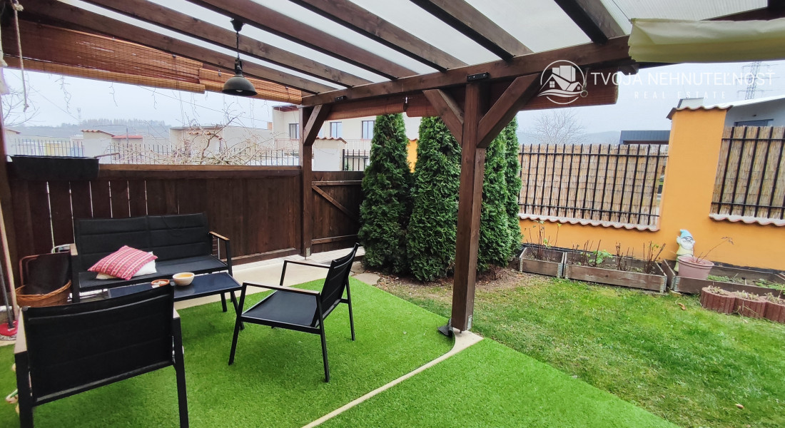 Skvelá príležitosť...rodinný dom ihneď na bývanie, dvojgaráž 80 m2 - rôzne účely, pozemok 629 m2, vjazdy z dvoch strán pozemku, všetky IS