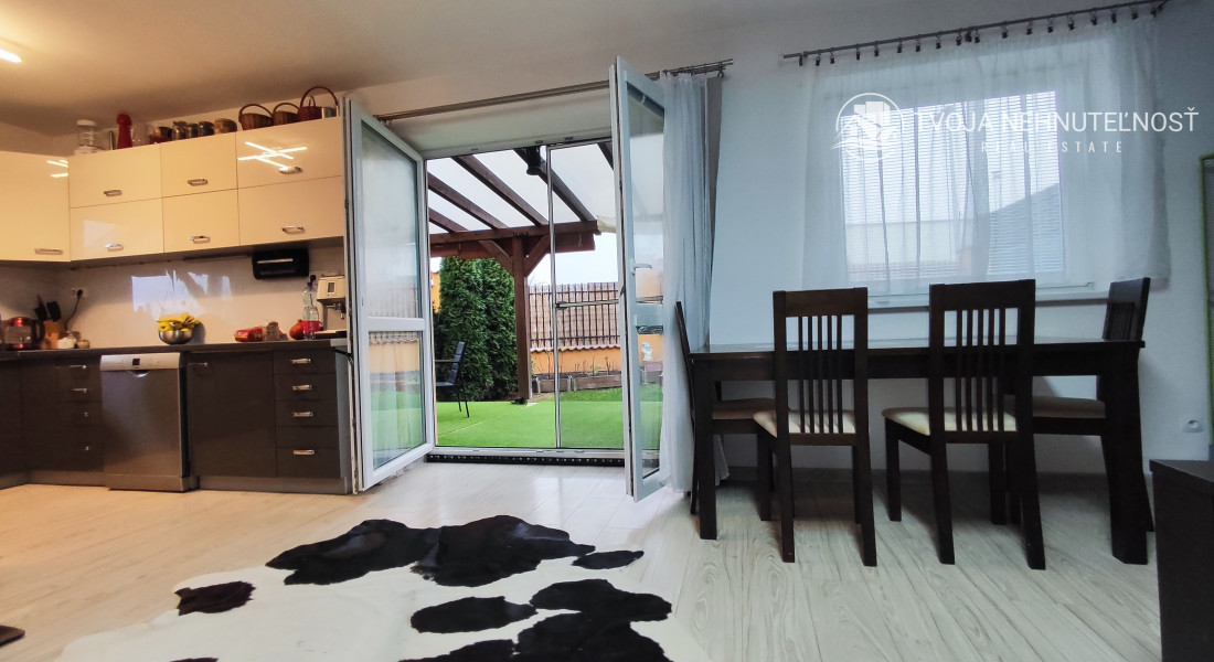 Skvelá príležitosť...rodinný dom ihneď na bývanie, dvojgaráž 80 m2 - rôzne účely, pozemok 629 m2, vjazdy z dvoch strán pozemku, všetky IS