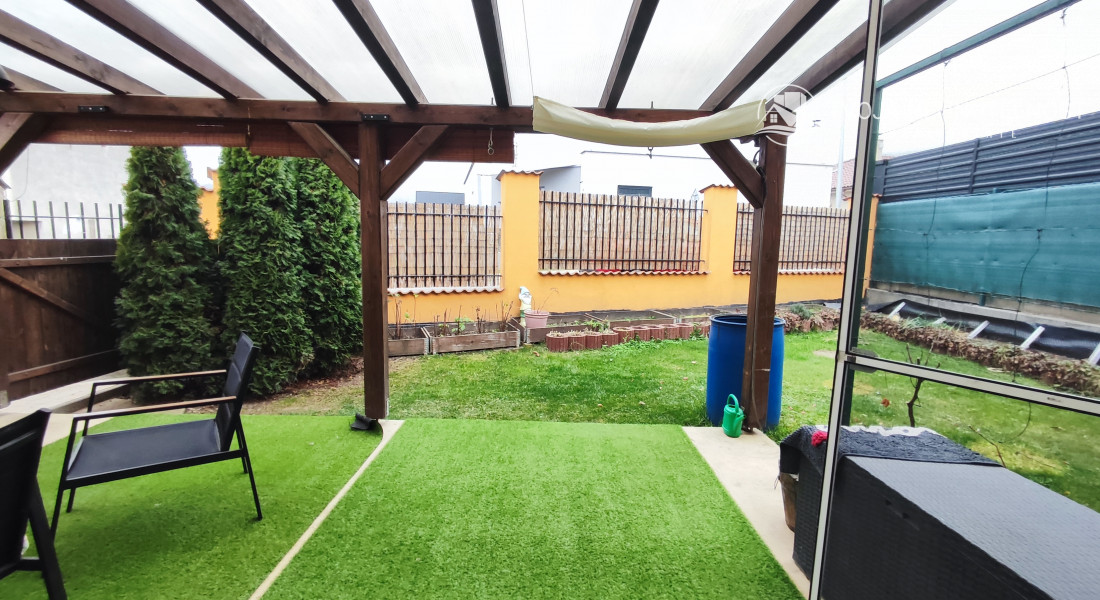 Skvelá príležitosť...rodinný dom ihneď na bývanie, dvojgaráž 80 m2 - rôzne účely, pozemok 629 m2, vjazdy z dvoch strán pozemku, všetky IS