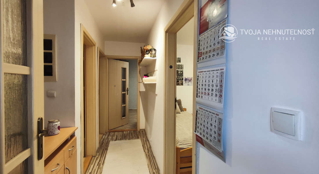 Skvelá príležitosť...rodinný dom ihneď na bývanie, dvojgaráž 80 m2 - rôzne účely, pozemok 629 m2, vjazdy z dvoch strán pozemku, všetky IS