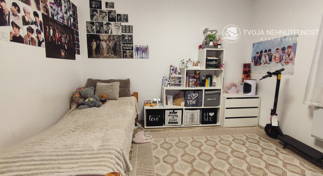 Skvelá príležitosť...rodinný dom ihneď na bývanie, dvojgaráž 80 m2 - rôzne účely, pozemok 629 m2, vjazdy z dvoch strán pozemku, všetky IS