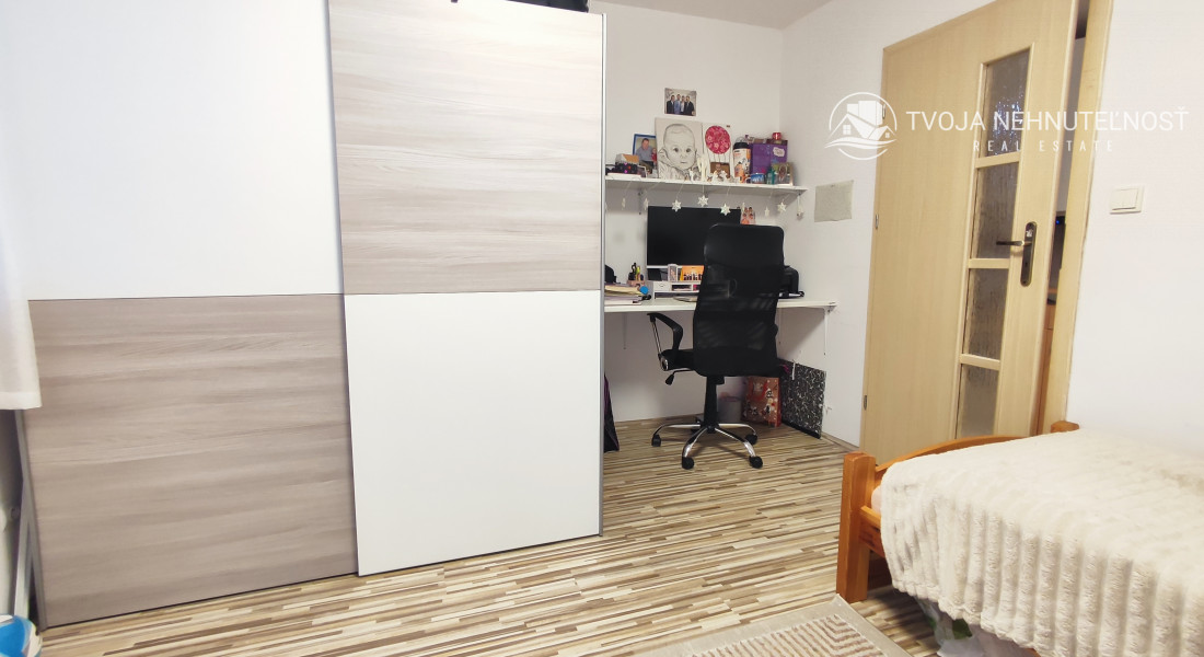 Skvelá príležitosť...rodinný dom ihneď na bývanie, dvojgaráž 80 m2 - rôzne účely, pozemok 629 m2, vjazdy z dvoch strán pozemku, všetky IS