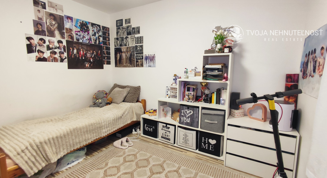 Skvelá príležitosť...rodinný dom ihneď na bývanie, dvojgaráž 80 m2 - rôzne účely, pozemok 629 m2, vjazdy z dvoch strán pozemku, všetky IS