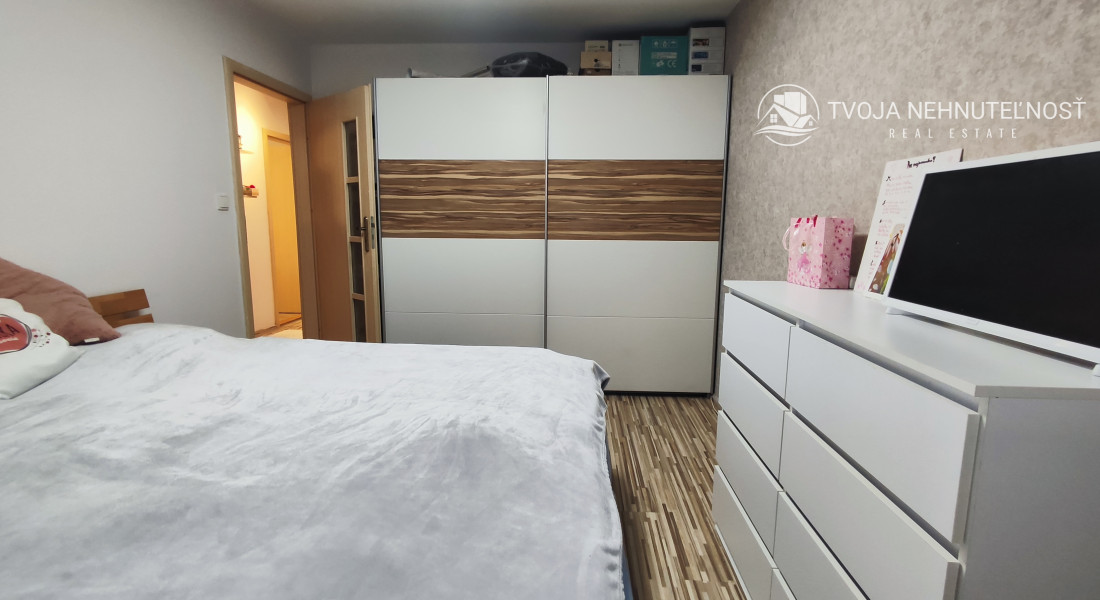 Skvelá príležitosť...rodinný dom ihneď na bývanie, dvojgaráž 80 m2 - rôzne účely, pozemok 629 m2, vjazdy z dvoch strán pozemku, všetky IS