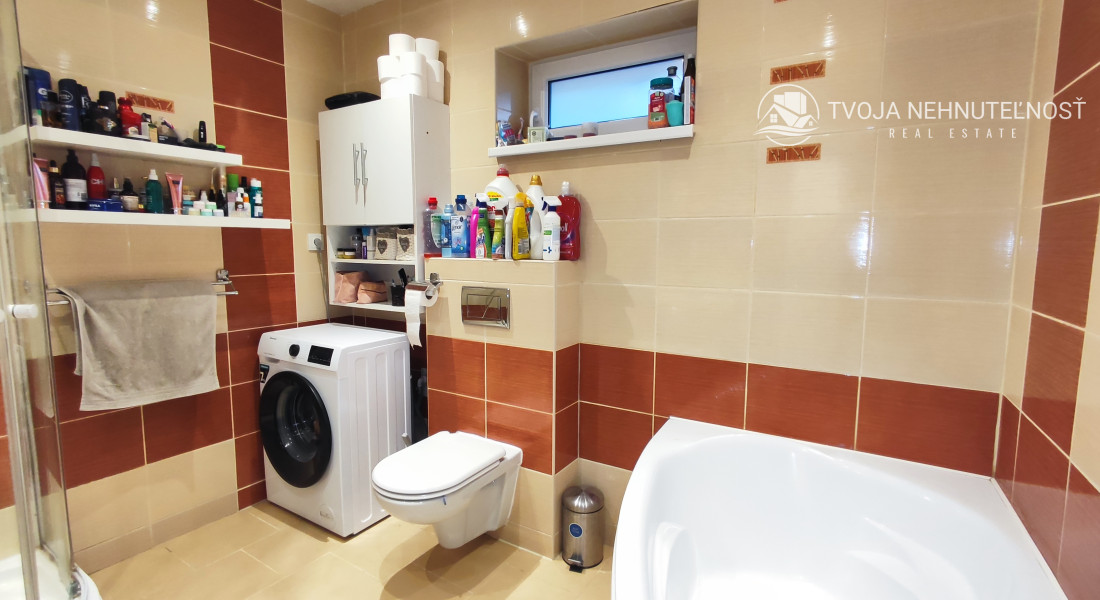 Skvelá príležitosť...rodinný dom ihneď na bývanie, dvojgaráž 80 m2 - rôzne účely, pozemok 629 m2, vjazdy z dvoch strán pozemku, všetky IS