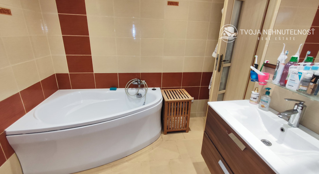 Skvelá príležitosť...rodinný dom ihneď na bývanie, dvojgaráž 80 m2 - rôzne účely, pozemok 629 m2, vjazdy z dvoch strán pozemku, všetky IS