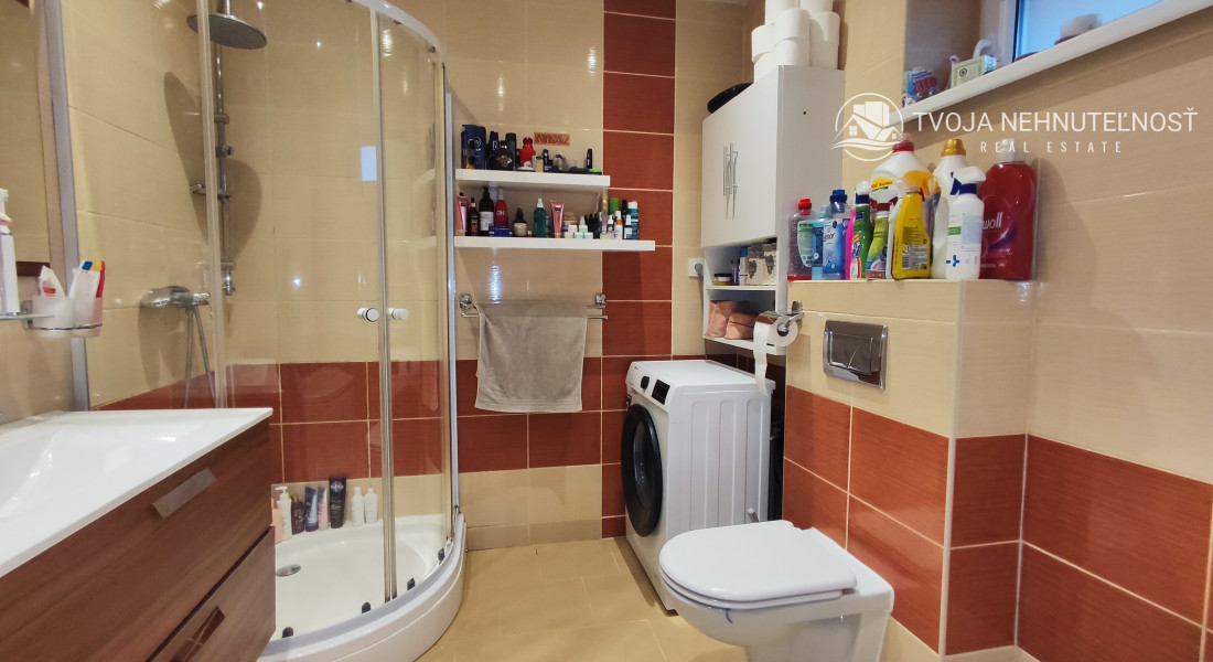 Skvelá príležitosť...rodinný dom ihneď na bývanie, dvojgaráž 80 m2 - rôzne účely, pozemok 629 m2, vjazdy z dvoch strán pozemku, všetky IS