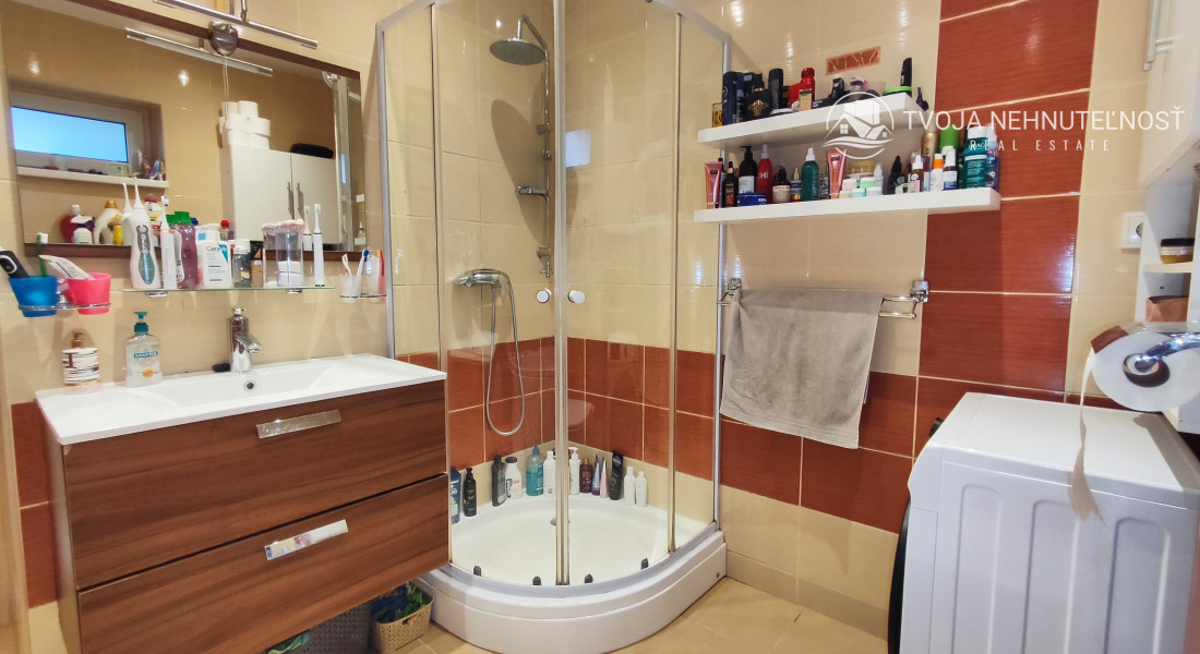 Skvelá príležitosť...rodinný dom ihneď na bývanie, dvojgaráž 80 m2 - rôzne účely, pozemok 629 m2, vjazdy z dvoch strán pozemku, všetky IS