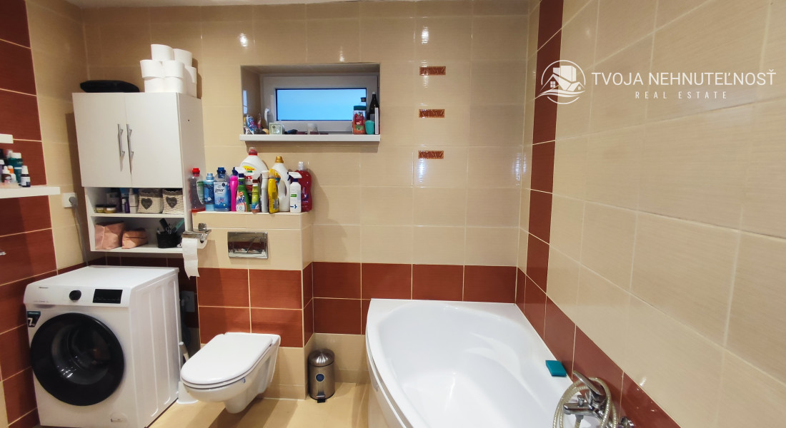 Skvelá príležitosť...rodinný dom ihneď na bývanie, dvojgaráž 80 m2 - rôzne účely, pozemok 629 m2, vjazdy z dvoch strán pozemku, všetky IS