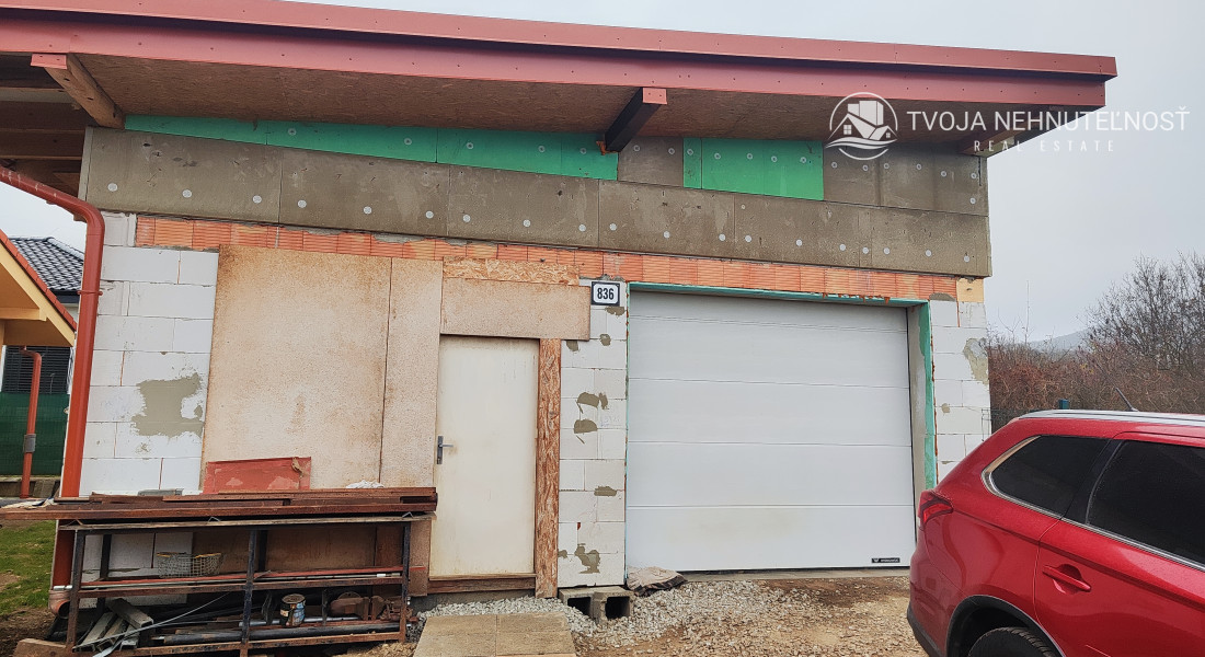 Skvelá príležitosť...rodinný dom ihneď na bývanie, dvojgaráž 80 m2 - rôzne účely, pozemok 629 m2, vjazdy z dvoch strán pozemku, všetky IS