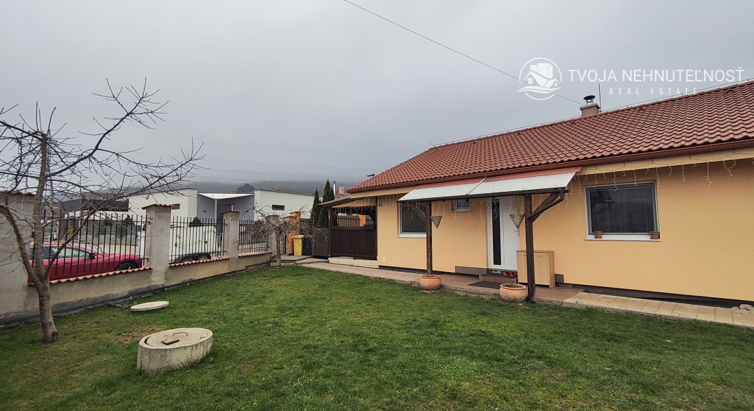 Skvelá príležitosť...rodinný dom ihneď na bývanie, dvojgaráž 80 m2 - rôzne účely, pozemok 629 m2, vjazdy z dvoch strán pozemku, všetky IS