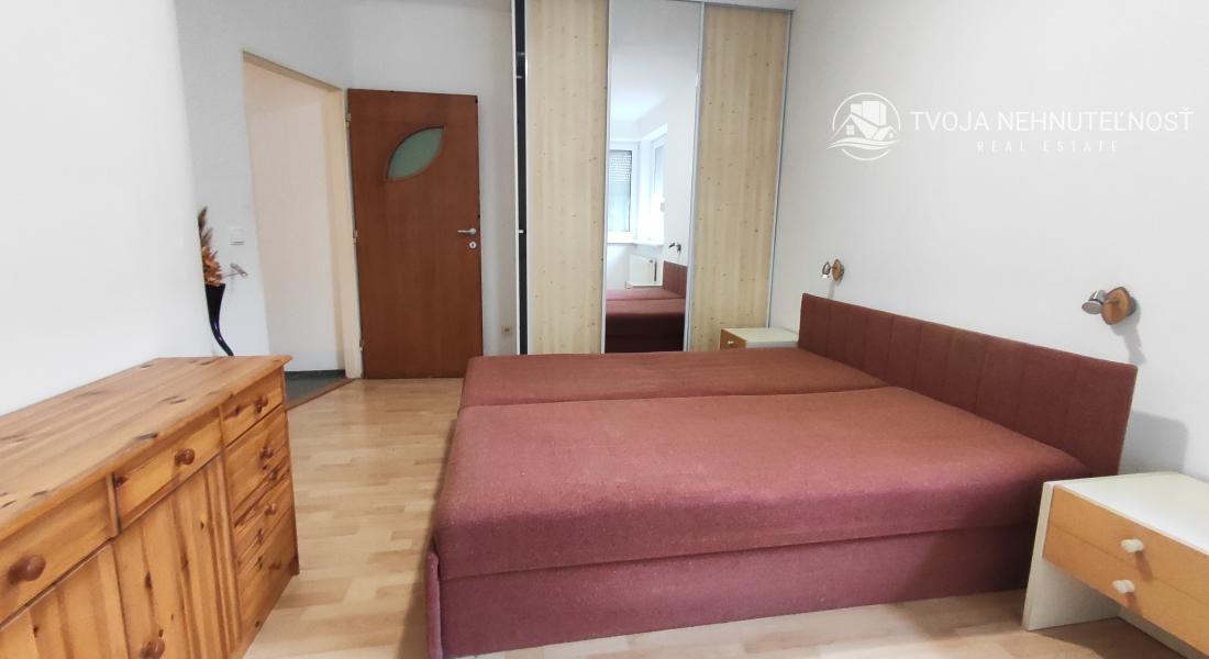 Prenajatý do 1.1.2026 ... Na prenájom skvelý 4 izbový byt v zabývanej novostavbe Tekeľova ulica Ľubotice (za OC MAX), zariadený s garážou, voľný ihneď