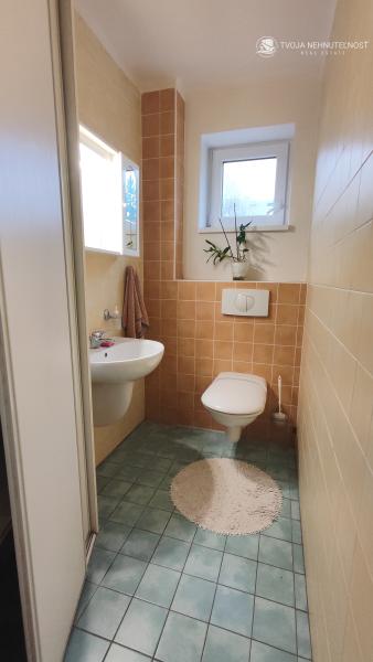 Prenajatý do 1.1.2026 ... Na prenájom skvelý 4 izbový byt v zabývanej novostavbe Tekeľova ulica Ľubotice (za OC MAX), zariadený s garážou, voľný ihneď