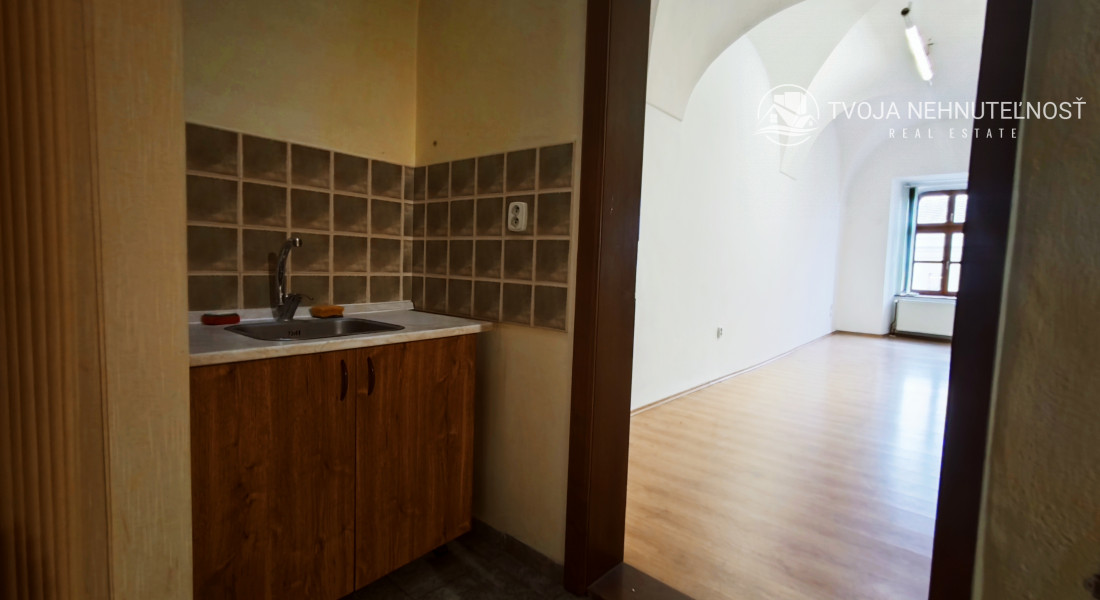 Priestor s parkovacím miestom -  na prenájom na Hlavnej ulici - Trojica - I.poschodie