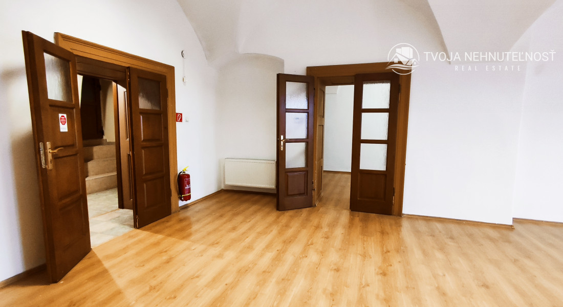 Priestor s parkovacím miestom -  na prenájom na Hlavnej ulici - Trojica - I.poschodie