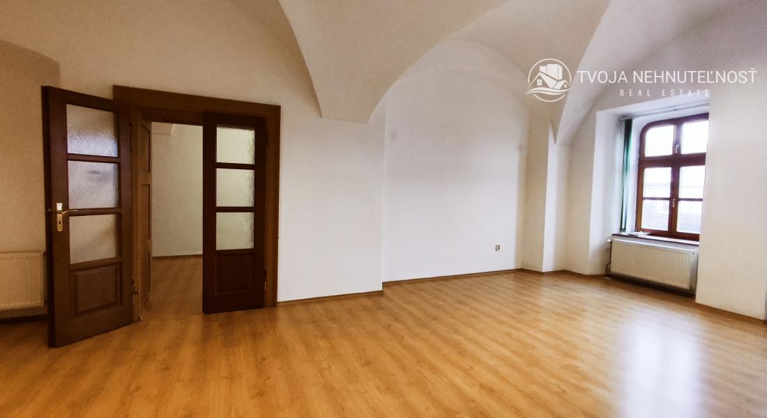 Priestor s parkovacím miestom -  na prenájom na Hlavnej ulici - Trojica - I.poschodie