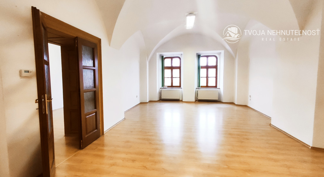 Priestor s parkovacím miestom -  na prenájom na Hlavnej ulici - Trojica - I.poschodie