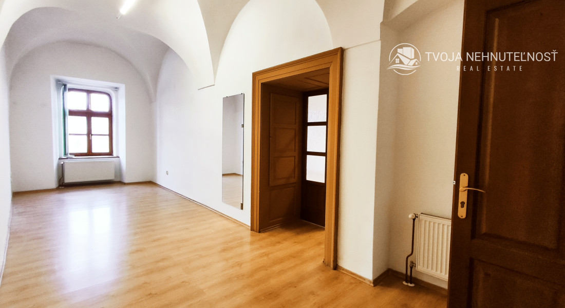 Priestor s parkovacím miestom -  na prenájom na Hlavnej ulici - Trojica - I.poschodie