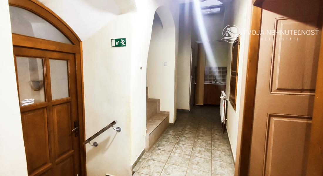 Priestor s parkovacím miestom -  na prenájom na Hlavnej ulici - Trojica - I.poschodie