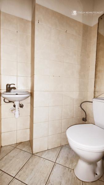 Priestor s parkovacím miestom -  na prenájom na Hlavnej ulici - Trojica - I.poschodie