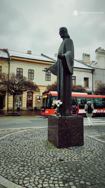 Priestor s parkovacím miestom -  na prenájom na Hlavnej ulici - Trojica - I.poschodie