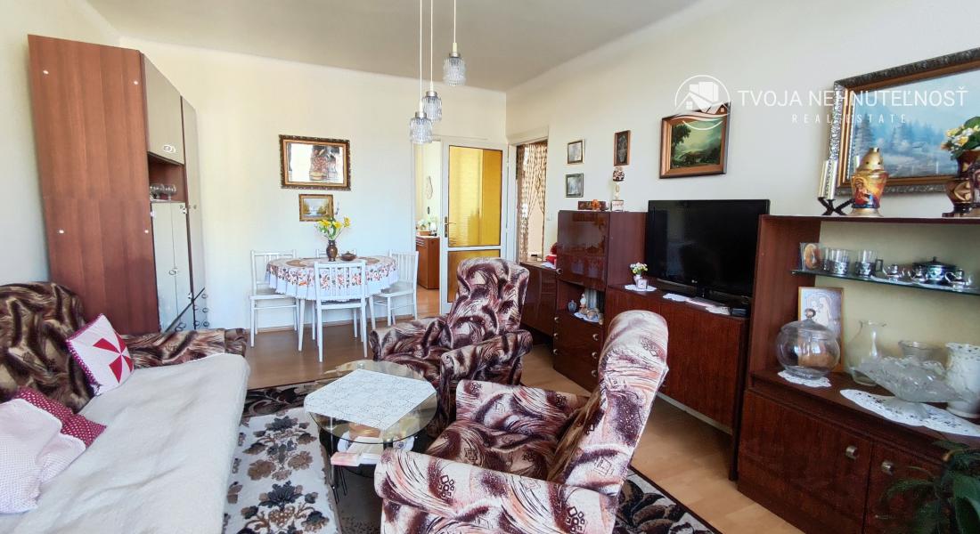 REZERVOVANÝ .... Priestranný vyhľadávaný 2 izbový byt s balkónom Obrancov mieru, pôvodný stav, plastové okná