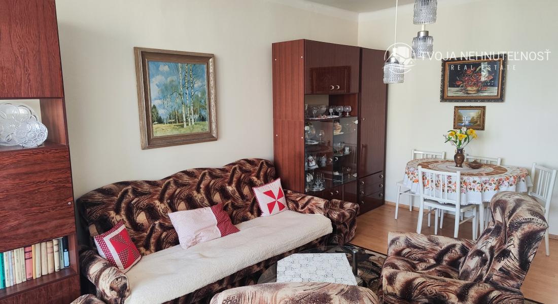 REZERVOVANÝ .... Priestranný vyhľadávaný 2 izbový byt s balkónom Obrancov mieru, pôvodný stav, plastové okná