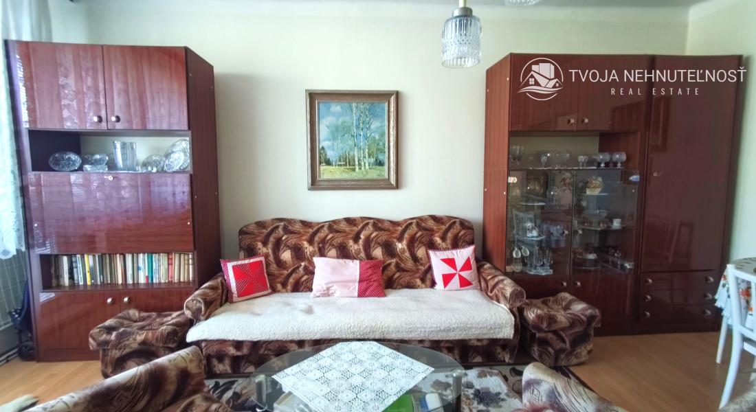 REZERVOVANÝ .... Priestranný vyhľadávaný 2 izbový byt s balkónom Obrancov mieru, pôvodný stav, plastové okná