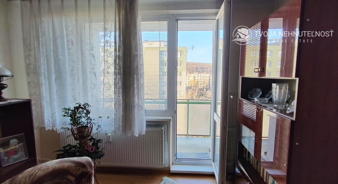 REZERVOVANÝ .... Priestranný vyhľadávaný 2 izbový byt s balkónom Obrancov mieru, pôvodný stav, plastové okná