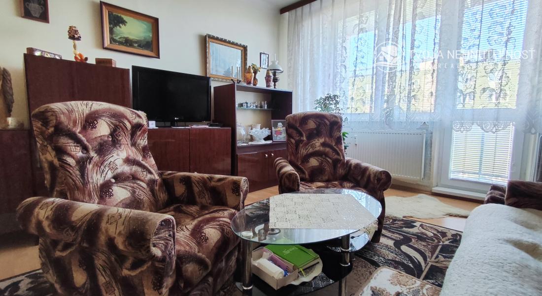 REZERVOVANÝ .... Priestranný vyhľadávaný 2 izbový byt s balkónom Obrancov mieru, pôvodný stav, plastové okná