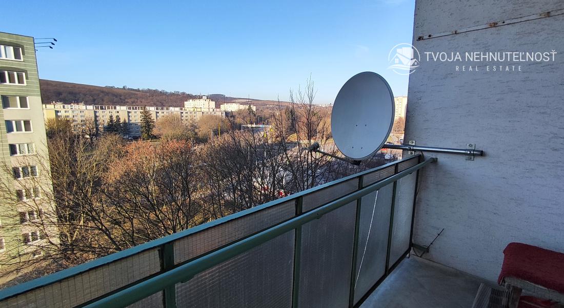 REZERVOVANÝ .... Priestranný vyhľadávaný 2 izbový byt s balkónom Obrancov mieru, pôvodný stav, plastové okná