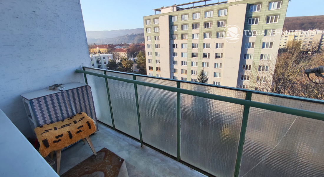 REZERVOVANÝ .... Priestranný vyhľadávaný 2 izbový byt s balkónom Obrancov mieru, pôvodný stav, plastové okná