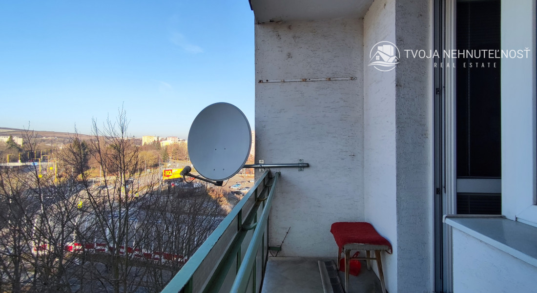 REZERVOVANÝ .... Priestranný vyhľadávaný 2 izbový byt s balkónom Obrancov mieru, pôvodný stav, plastové okná