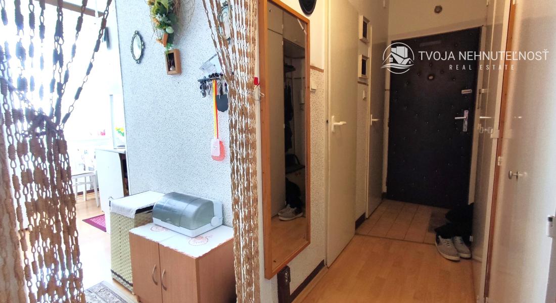 REZERVOVANÝ .... Priestranný vyhľadávaný 2 izbový byt s balkónom Obrancov mieru, pôvodný stav, plastové okná