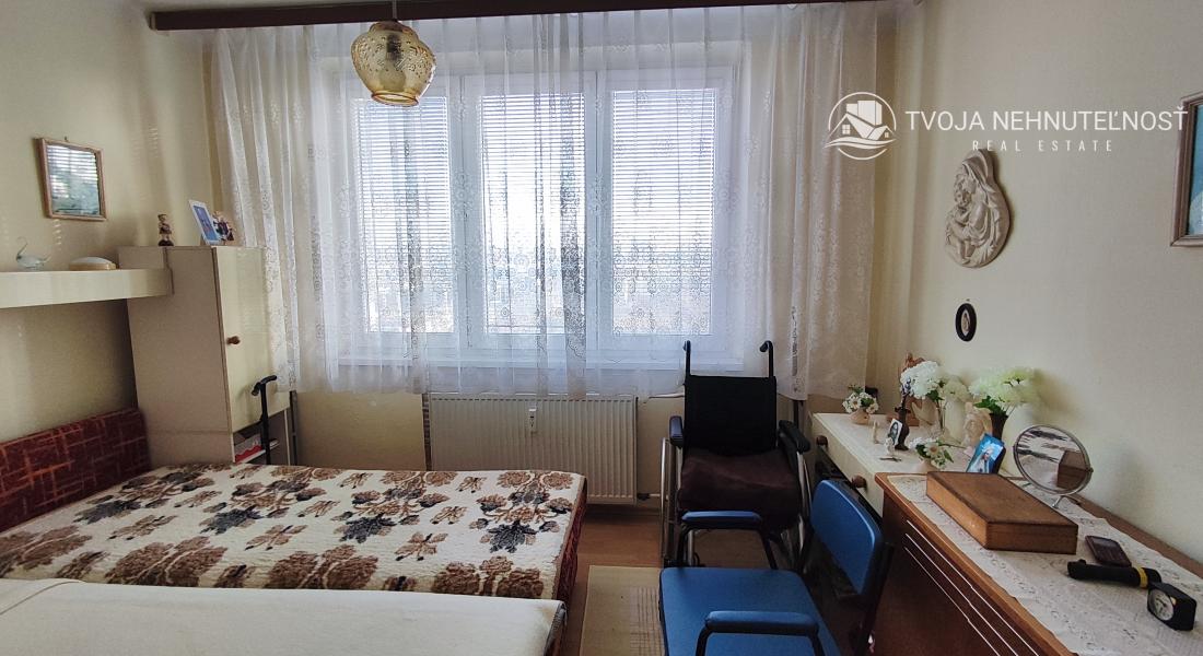 REZERVOVANÝ .... Priestranný vyhľadávaný 2 izbový byt s balkónom Obrancov mieru, pôvodný stav, plastové okná