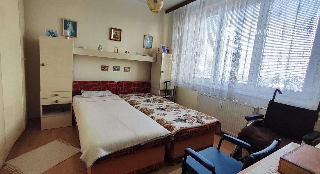 REZERVOVANÝ .... Priestranný vyhľadávaný 2 izbový byt s balkónom Obrancov mieru, pôvodný stav, plastové okná