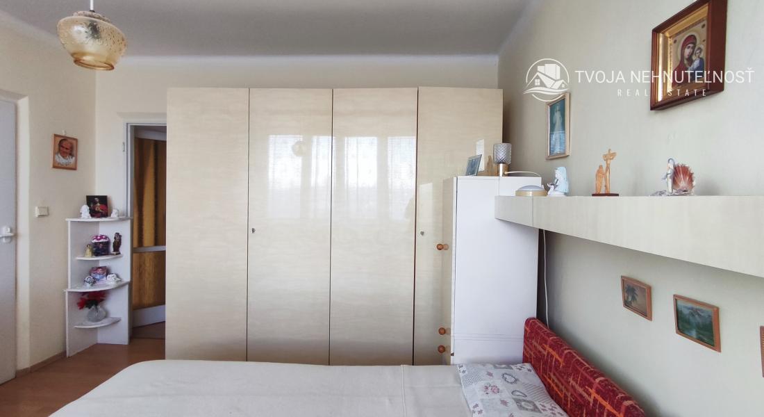 REZERVOVANÝ .... Priestranný vyhľadávaný 2 izbový byt s balkónom Obrancov mieru, pôvodný stav, plastové okná