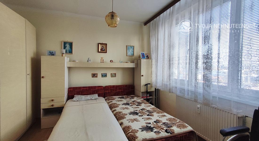 REZERVOVANÝ .... Priestranný vyhľadávaný 2 izbový byt s balkónom Obrancov mieru, pôvodný stav, plastové okná