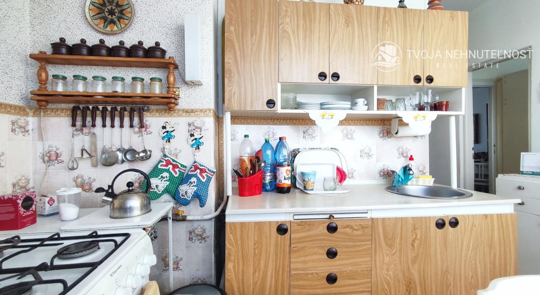 REZERVOVANÝ .... Priestranný vyhľadávaný 2 izbový byt s balkónom Obrancov mieru, pôvodný stav, plastové okná