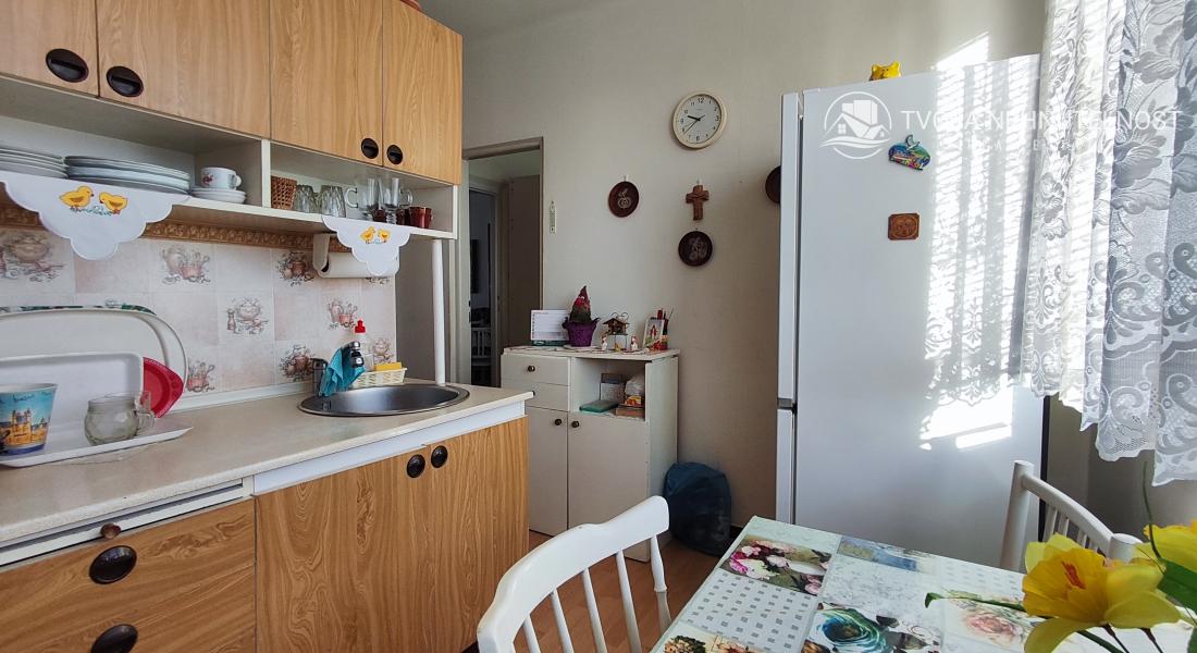 REZERVOVANÝ .... Priestranný vyhľadávaný 2 izbový byt s balkónom Obrancov mieru, pôvodný stav, plastové okná