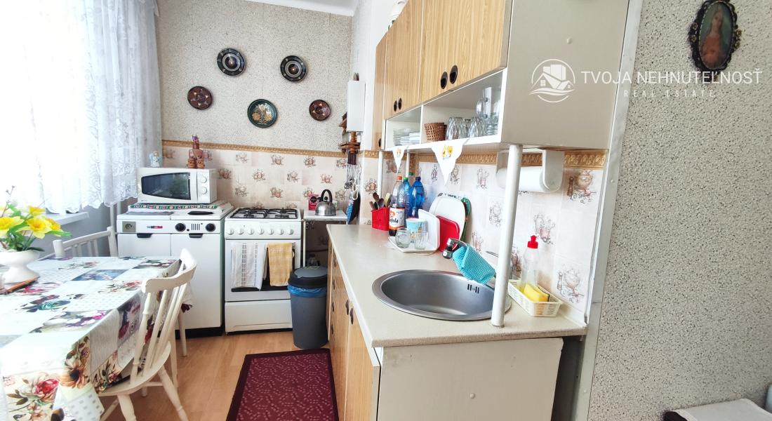 REZERVOVANÝ .... Priestranný vyhľadávaný 2 izbový byt s balkónom Obrancov mieru, pôvodný stav, plastové okná