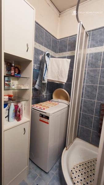 REZERVOVANÝ .... Priestranný vyhľadávaný 2 izbový byt s balkónom Obrancov mieru, pôvodný stav, plastové okná